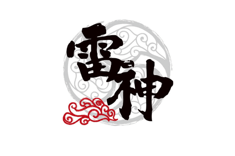 Stylized logo depicting 雷神 (Raijin) with decorative elements, symbolizing power and energy.